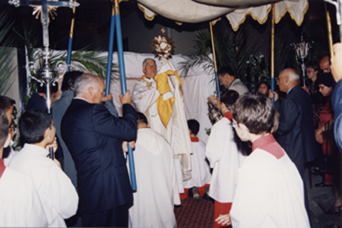 Benedizione Eucaristica durante la processione