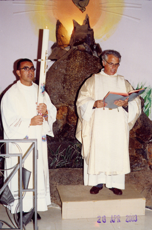 Don Carlo e don Franco Crabu  durante la Veglia pasquale del 2003.