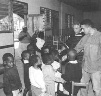 Don Carlo e don Franco Crabu con i bambini della missione.