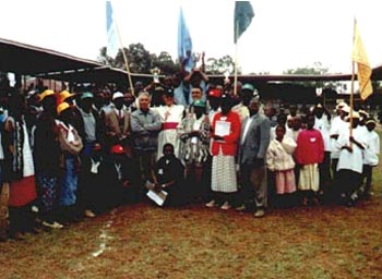 Don Carlo e don Franco con il vescovo del Nord Kenya (diocesi di Marsabit) durante la premiazione