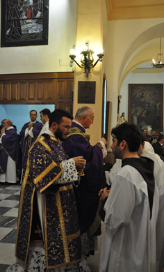 fra carlo distribuisce la comunione